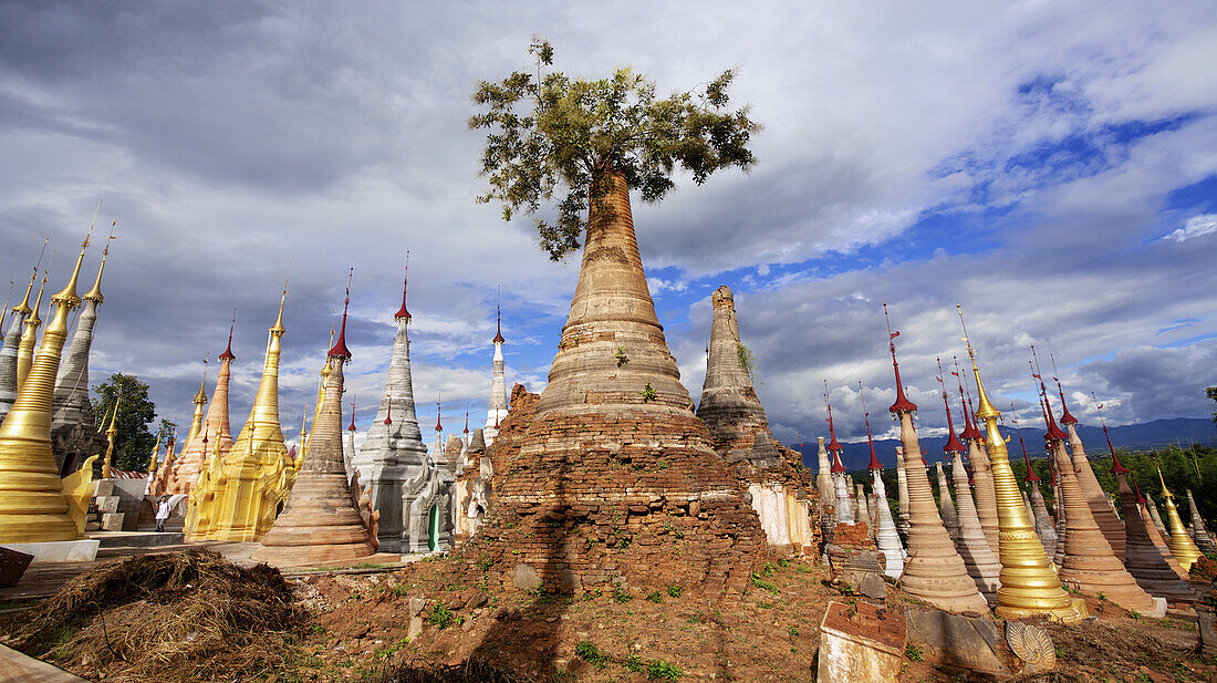 Ruinierte Pagoden am Shwe Inn Thein Paya oberhalb von Inthein am Inle-See; Myanmar.