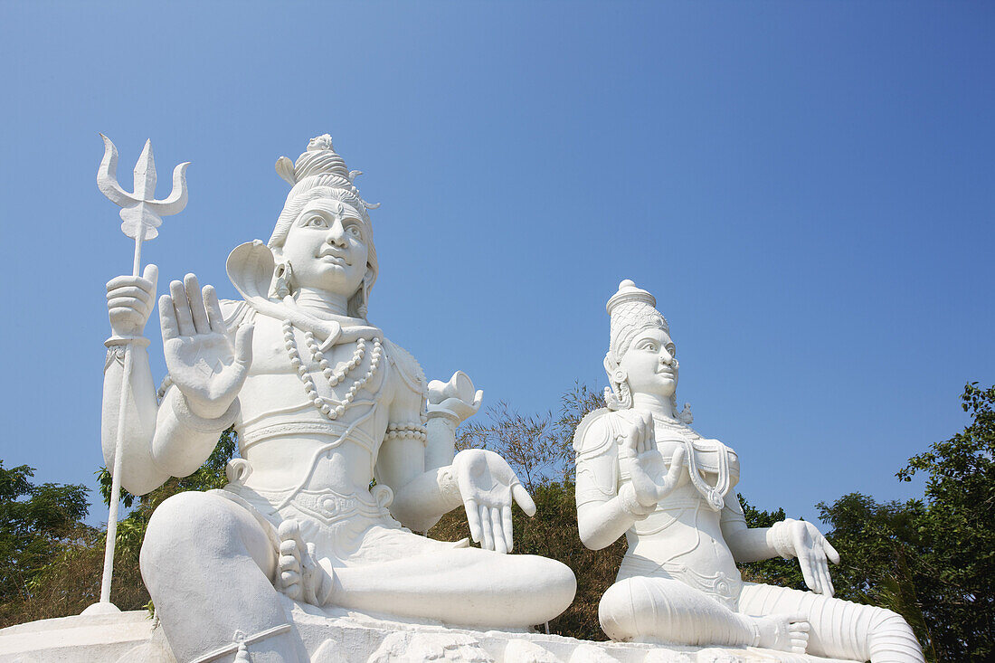 Weiße buddhistische Statuen; Visakhapatnam, Andhra Pradesh, Indien