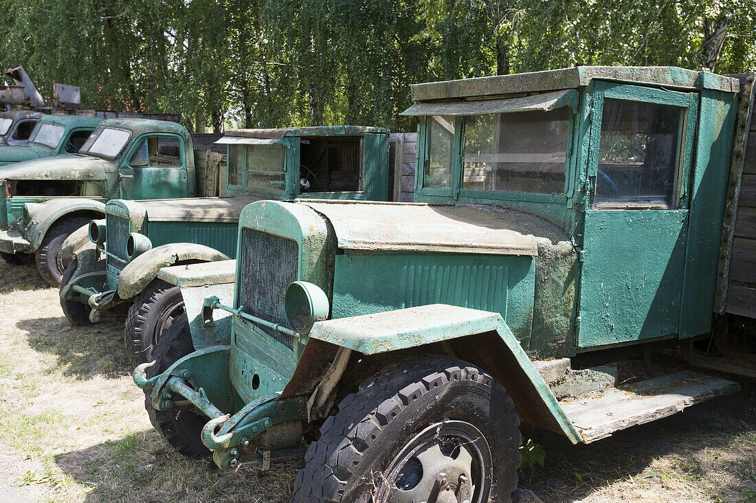 Alte grüne Lastwagen in einer Reihe geparkt; Kiew, Ukraine