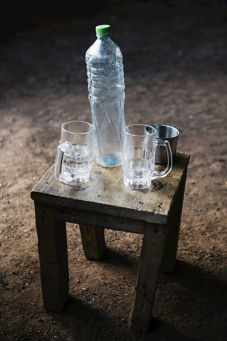 Gläser und eine Plastikflasche auf einfachen Möbeln; Äthiopien