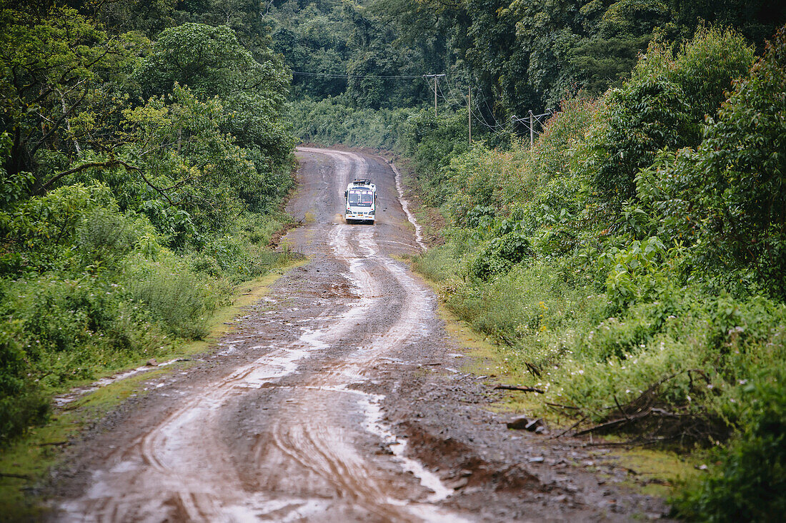Raue Schotterstraße im Hochland von West-Äthiopien; Äthiopien