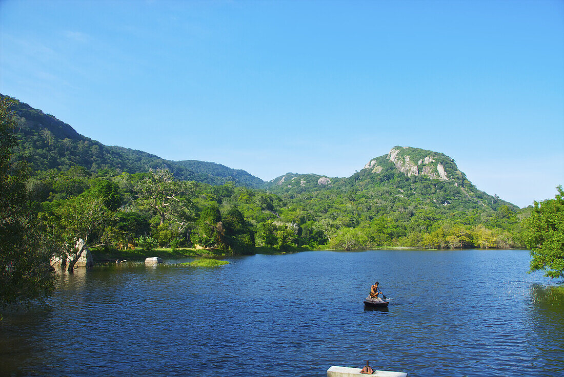 Floßfahrt auf einem ruhigen See; Ulpotha, Embogama, Sri Lanka