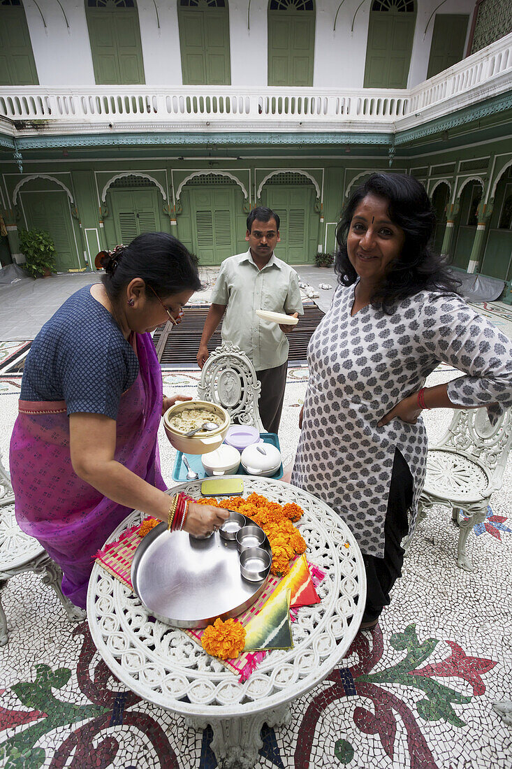 Mittagessen wird in einem alten Haveli serviert; Hyderabad, Andhra Pradesh, Indien