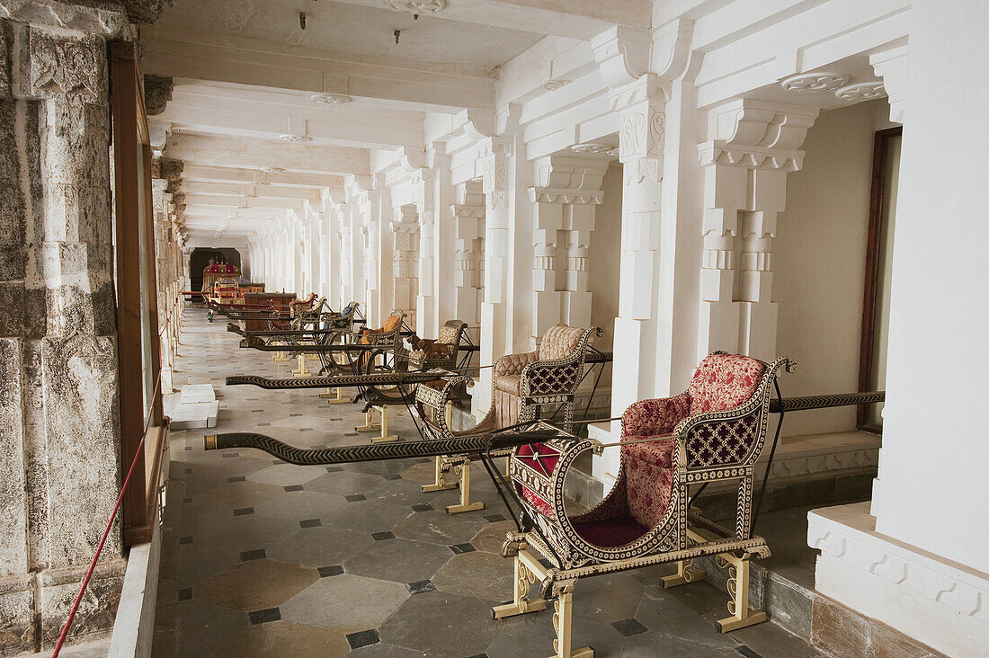 Verschnörkelte Stühle in einem Korridor; Udaipur, Indien