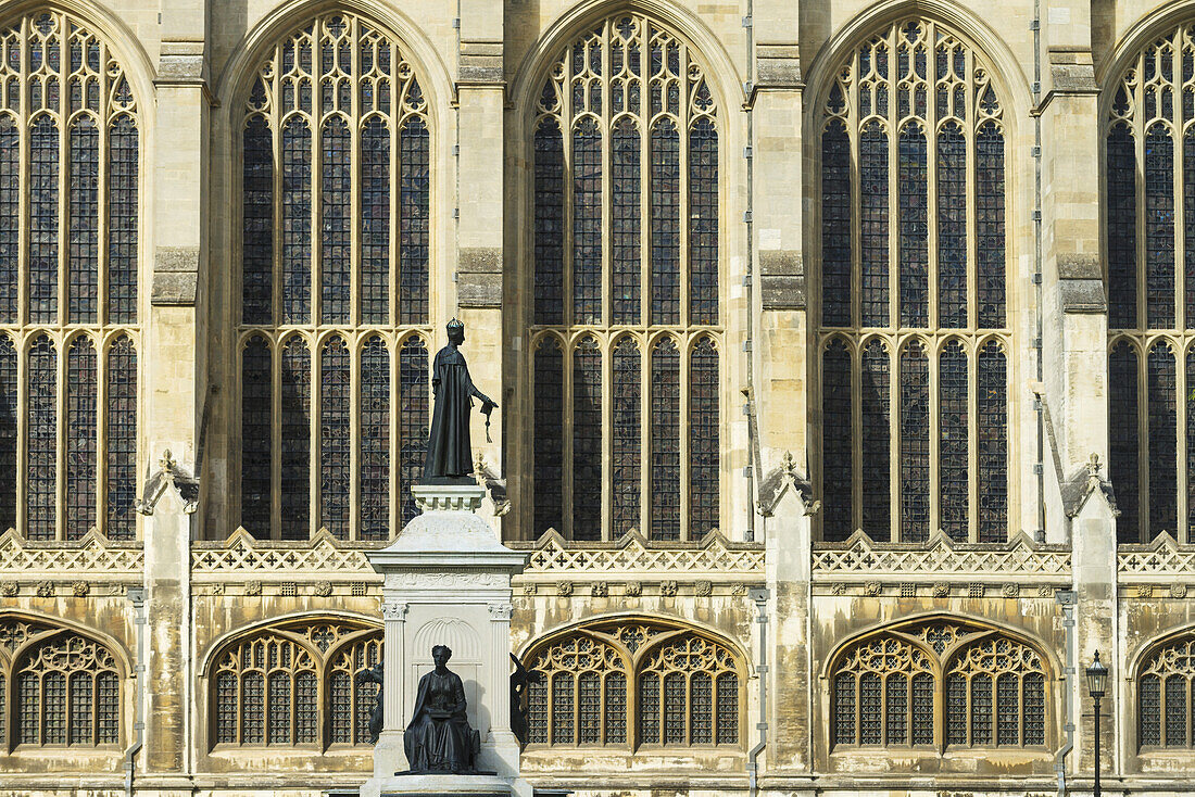 Detail der Statuen über dem Gründerbrunnen vor der Kapelle des Kings College; Cambridge, Cambridgeshire, England.