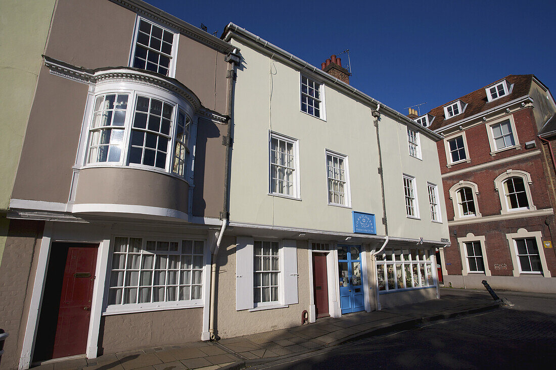 Häuser und Geschäfte entlang einer Straße in der Altstadt von Kingsgate; Winchester, Hampshire, England