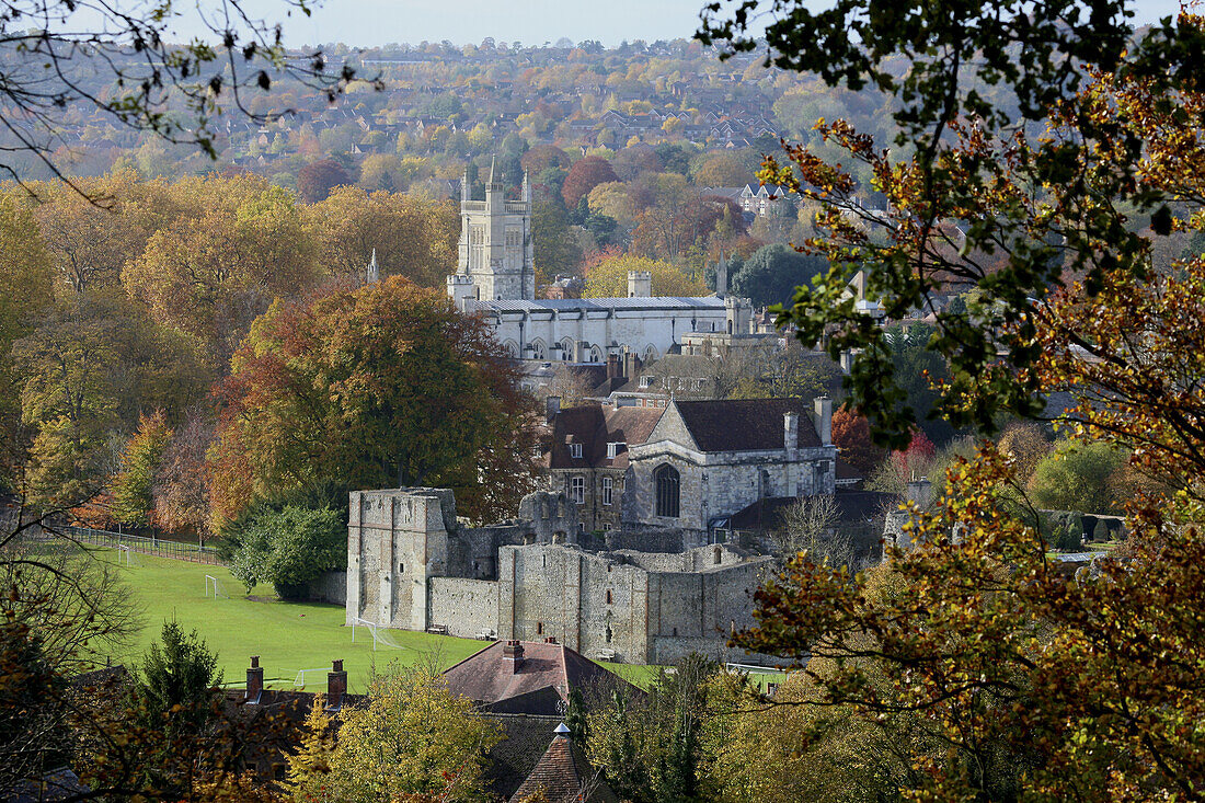 Blick auf das Winchester College und die Ruinen von Wolvesey Castle vom St. Gile's Hill aus; Winchester, Hampshire, England.