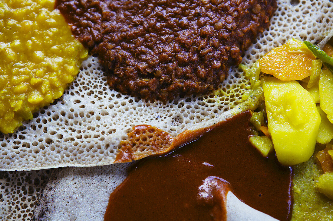 Injera, traditionelles äthiopisches Essen, mit vegetarischem Fasten-Wat; Äthiopien
