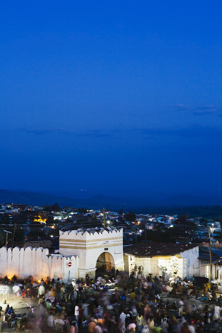 Abendszene rund um das Haupttor der alten Stadt Harar in Ostäthiopien; Harar, Äthiopien