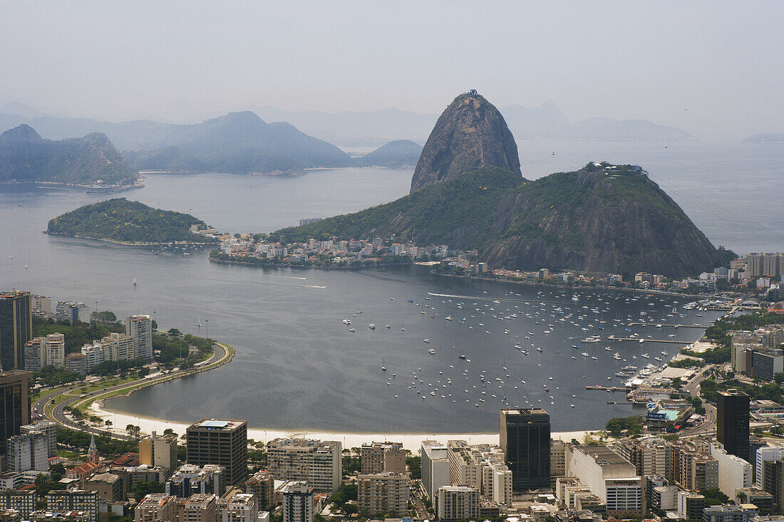 Strand Botafogo und Pao De Acucar, Zuckerhut; Rio De Janeiro, Brasilien