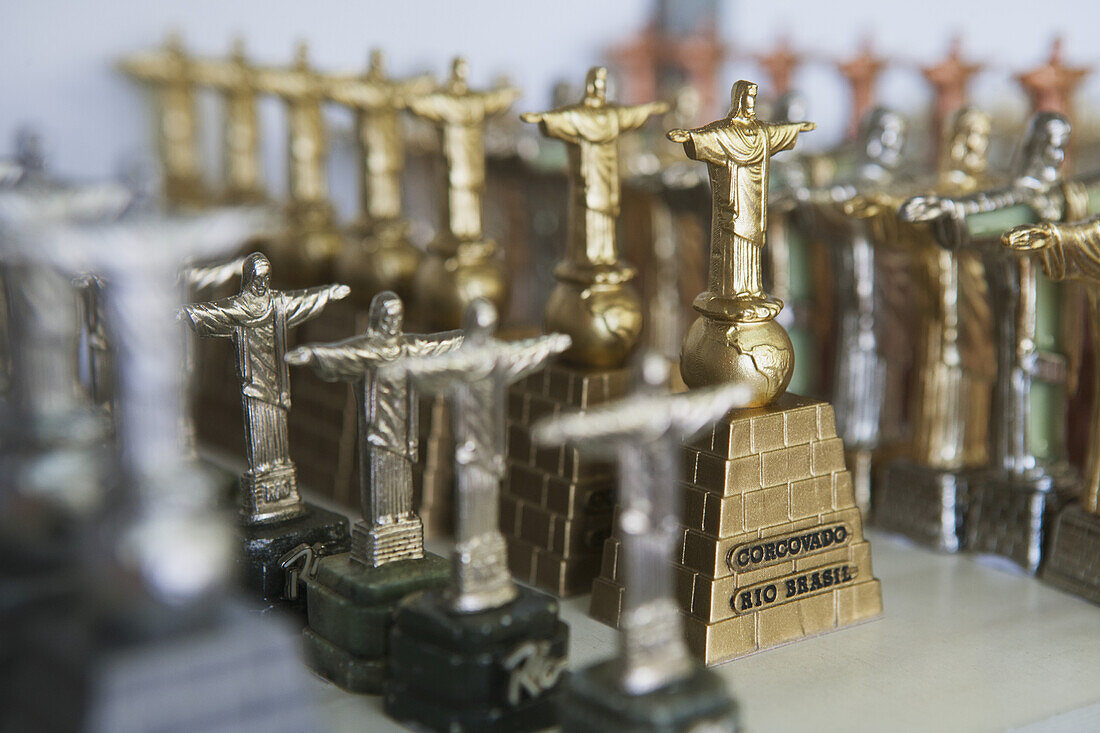 Miniatur-Souvenirstatuen von Christus dem Erlöser; Rio De Janeiro, Brasilien