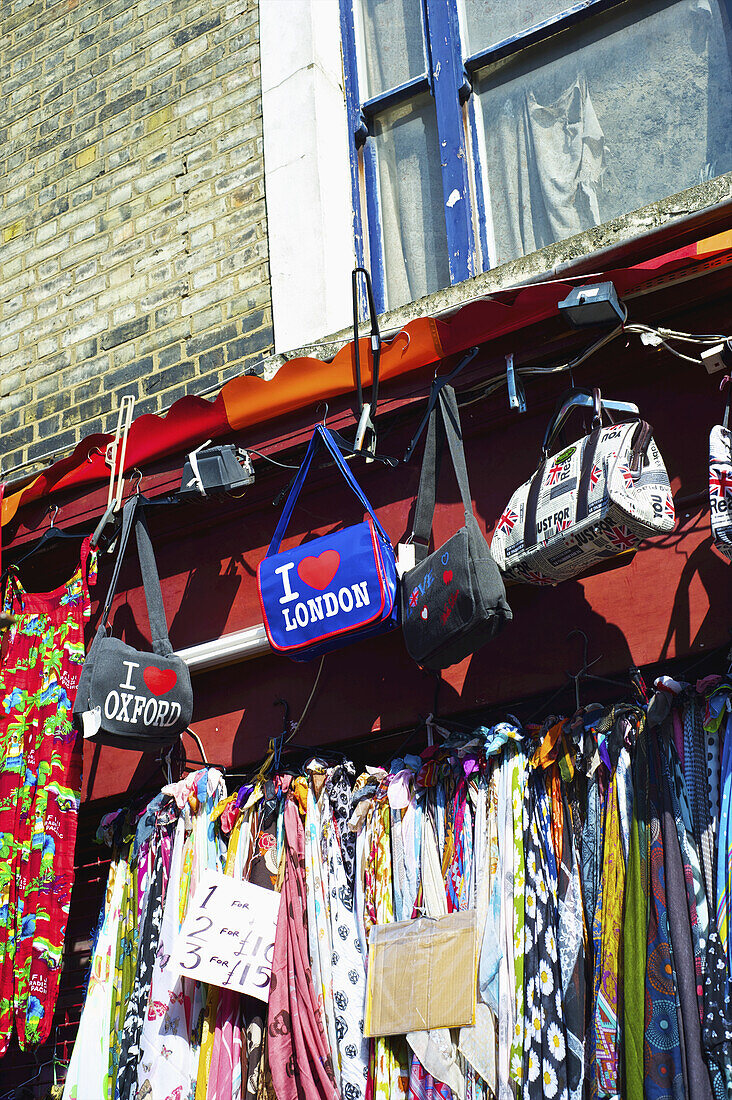 Kleidung und Taschen zum Verkauf auf dem Portobello Market, Notting Hill; London, England