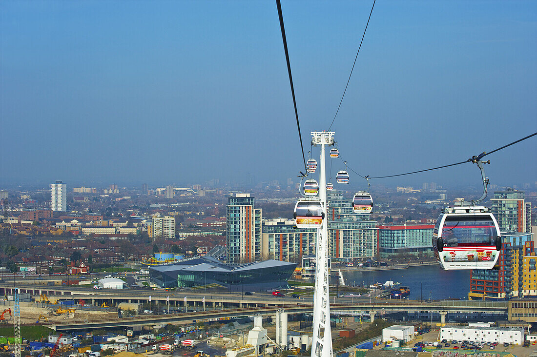 Blick auf Südlondon von der Emirates Cable Car; London, England