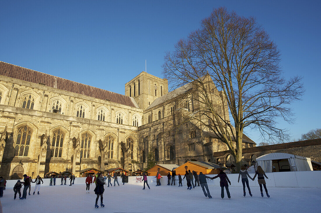 Eisbahn der Kathedrale von Winchester für den Weihnachtsmarkt; Winchester, Hampshire, England.