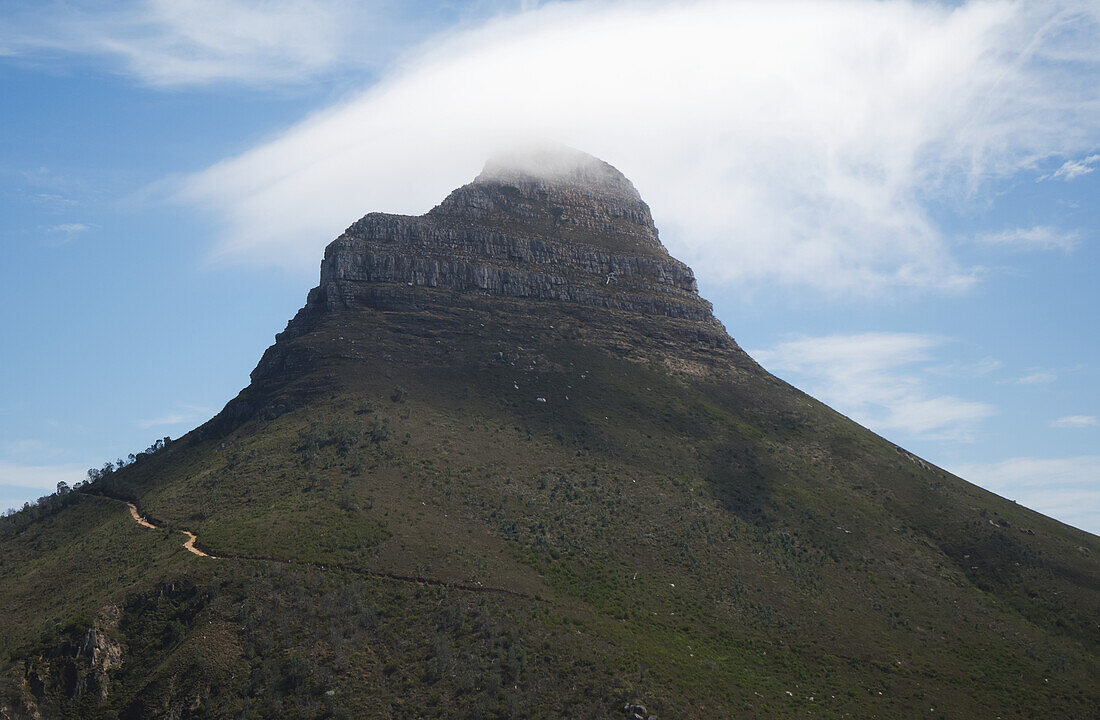 Gipfel des Lion's Head Mountain mit Wolke an der Spitze; Kapstadt, Südafrika