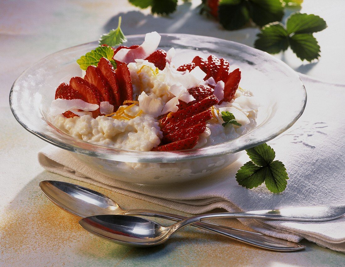 Kokosmilchreis mit Erdbeeren in tiefem Teller