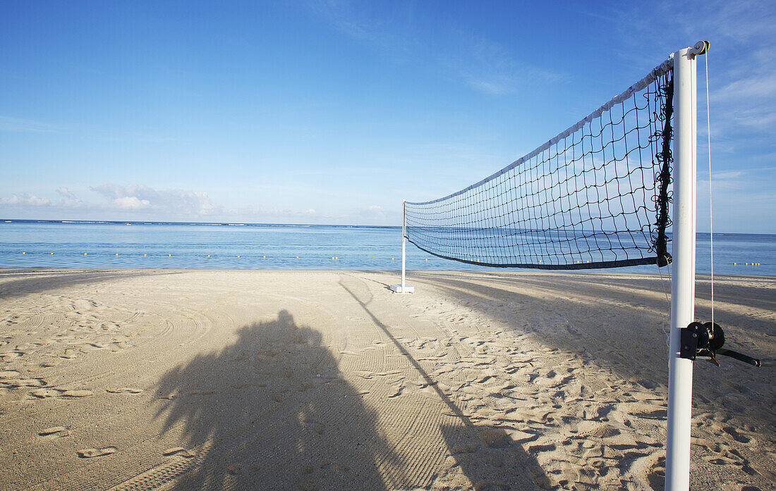 Ein Volleyballnetz an einem weißen Sandstrand; Mauritius