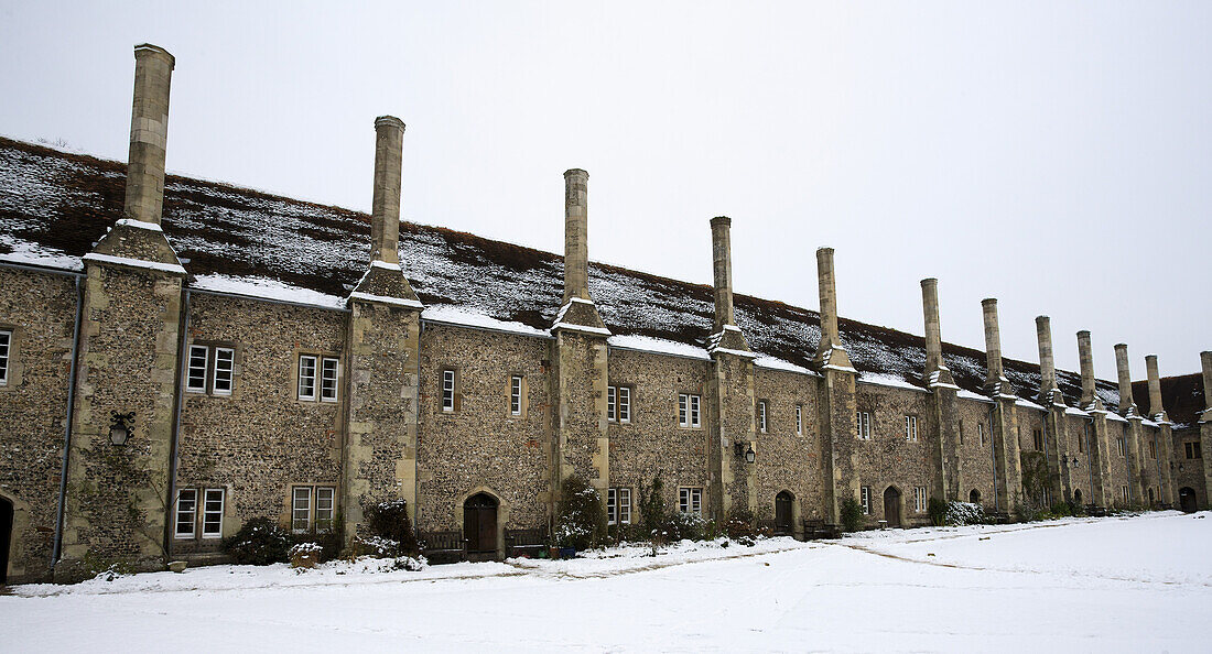 St. Cross Hospital im Schnee; Winchester, Hampshire, England