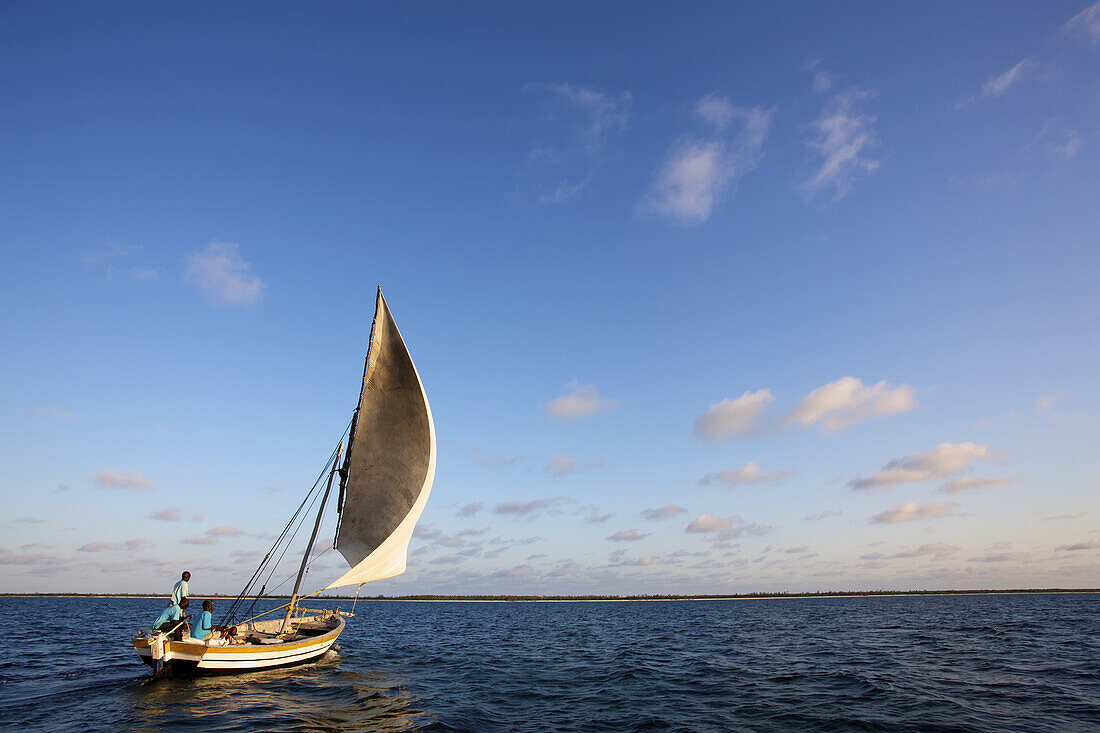 Genießen auf einem Segelboot auf dem Indischen Ozean; Insel Vamizi, Mosambik