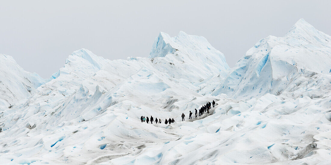 Touristen wandern auf dem Moreno-Gletscher, Los Glaciares Nationalpark; Provinz Santa Cruz, Argentinien