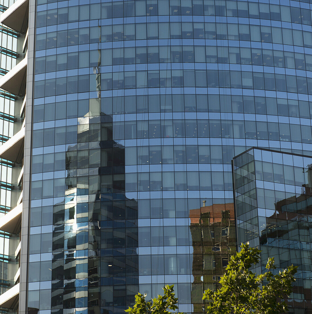 Wolkenkratzer spiegeln sich in der Glasfassade eines anderen Gebäudes; Santiago, Metropolregion Santiago, Chile