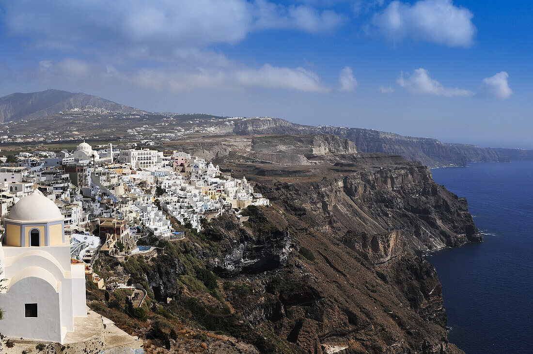 Die Stadt Fira, die Hauptstadt der Insel Santorin (klassisch Thera, offiziell Thira) in der Inselgruppe der Kykladen in Griechenland; Fira, Insel Santorin, Griechenland