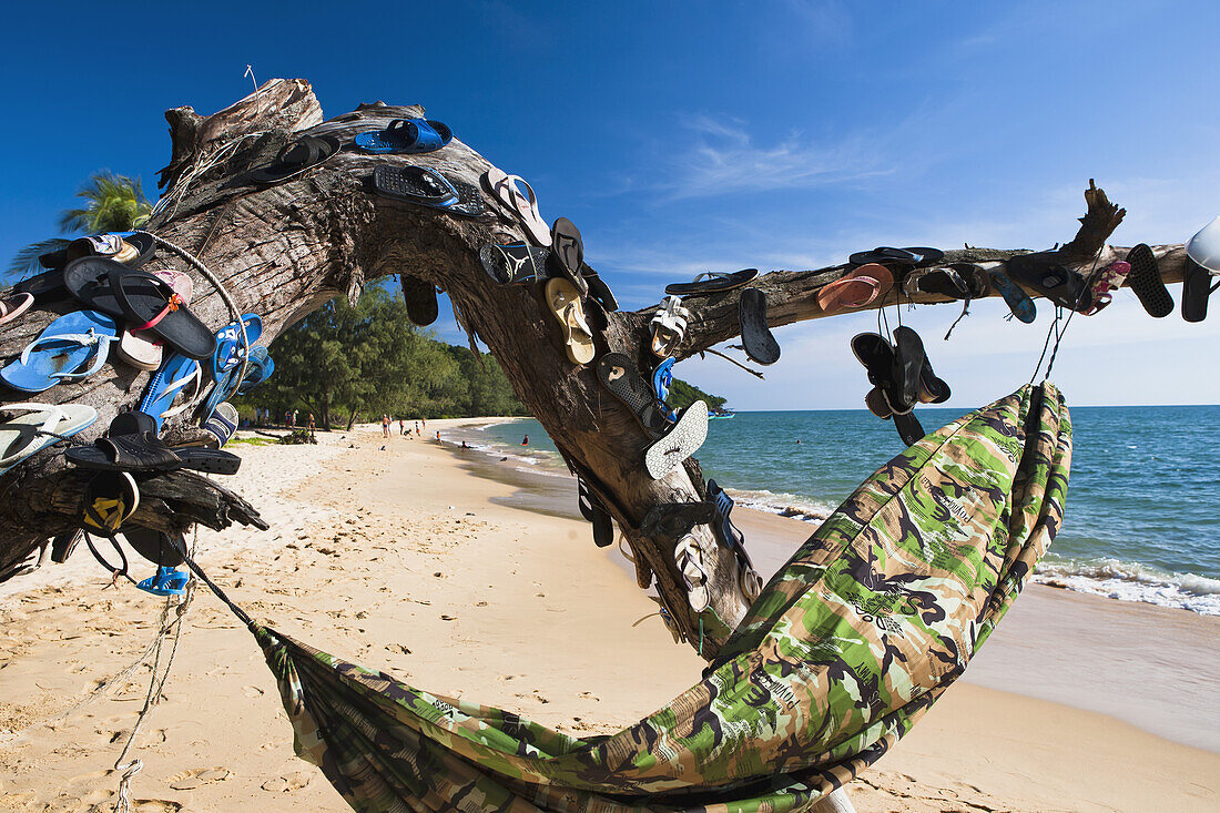 Dieser Baum ist mit verlorenen Flip Flops und einer Hängematte an einem Strand auf der Bambusinsel geschmückt; Sihanoukville, Kambodscha