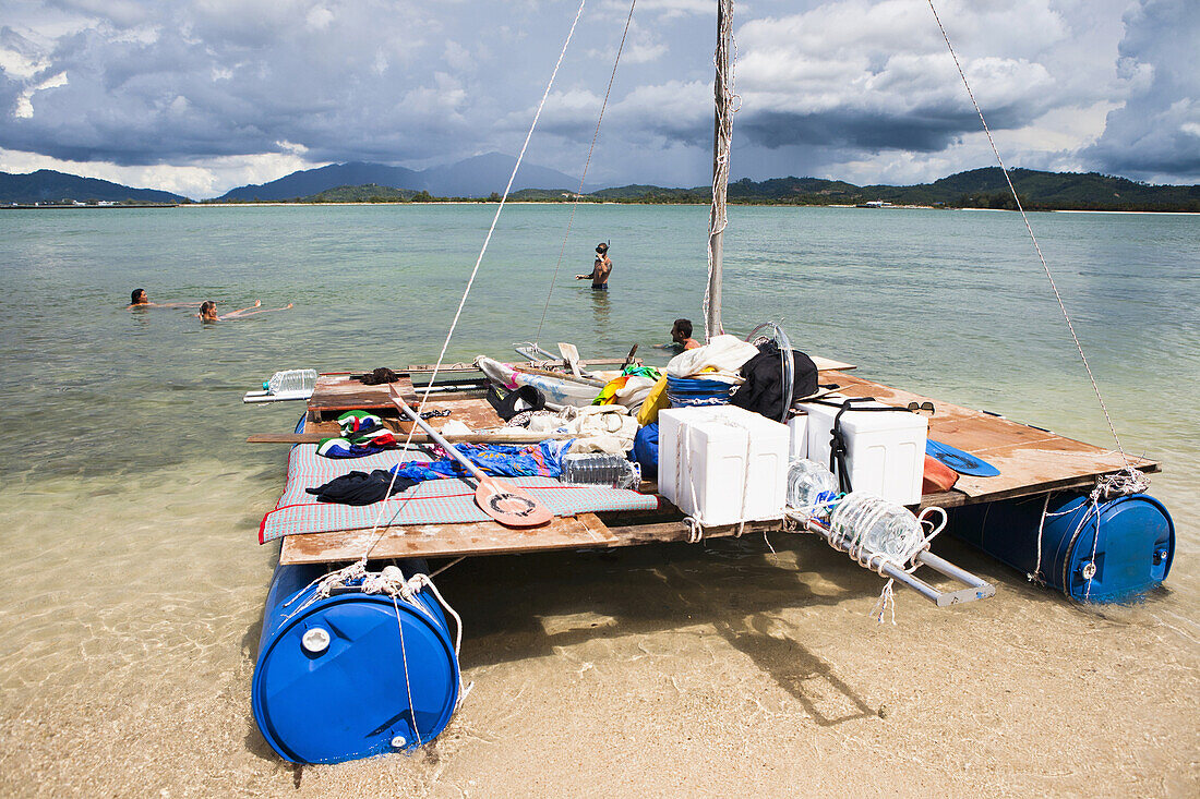 Eine Gruppe von Rucksacktouristen beschließt, ihr eigenes Floß zu bauen und versucht, von Langkawi, Malaysia, nach Ko Lipe, Thailand, zu flößen; Cenang, Langkawi, Malaysia