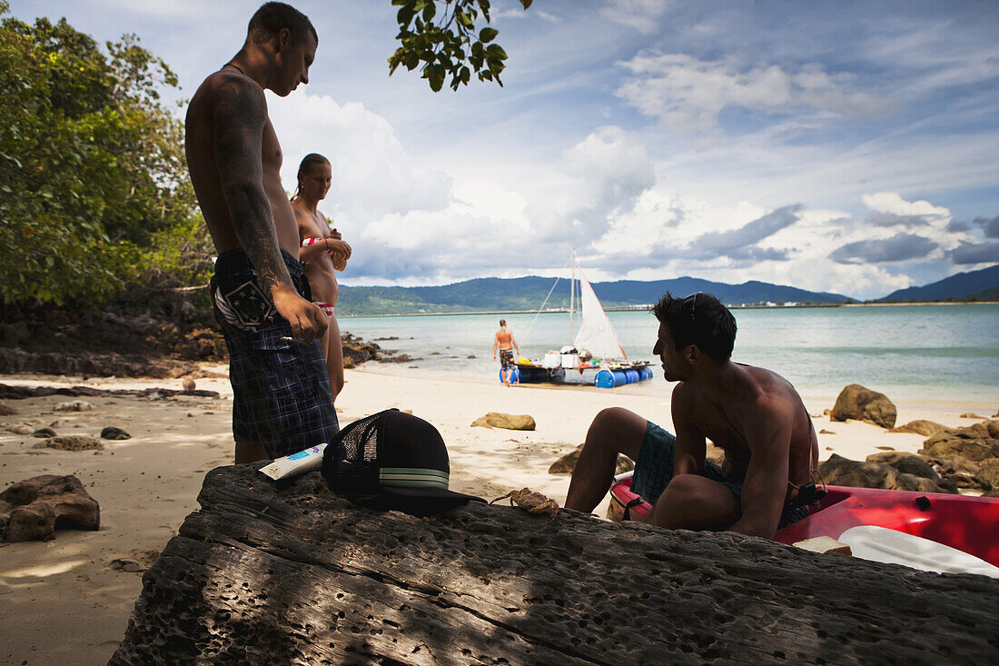 Eine Gruppe von Rucksacktouristen beschließt, ihr eigenes Floß zu bauen und versucht, von Langkawi, Malaysia, nach Ko Lipe, Thailand, zu flößen; Cenang, Langkawi, Malaysia