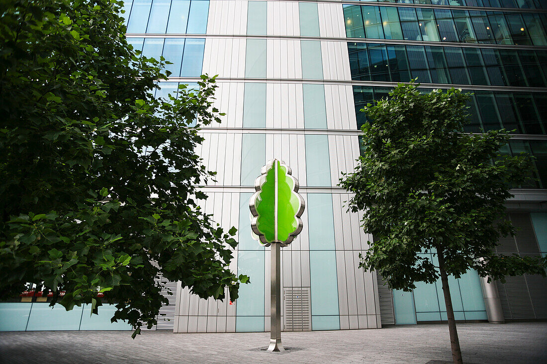 Baumskulptur inmitten der modernen Bürogebäude von Morelondon in der Nähe der Themse und der South Bank; London, England.