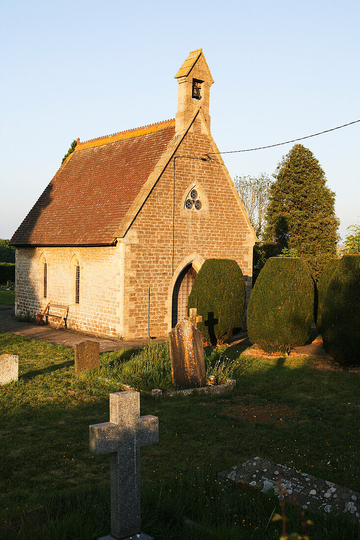 Kirche in South Cheriton bei Sonnenuntergang; Somerset, England.