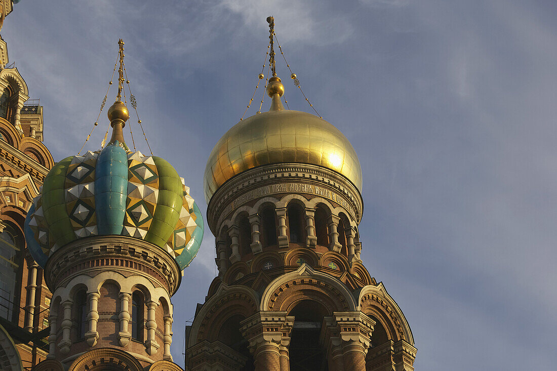 Nahaufnahme der Kuppeln der Kirche Unseres Erlösers auf vergossenem Blut, erbaut an der Stelle, an der Zar Alexander Ii ermordet wurde; St. Petersburg, Russland.