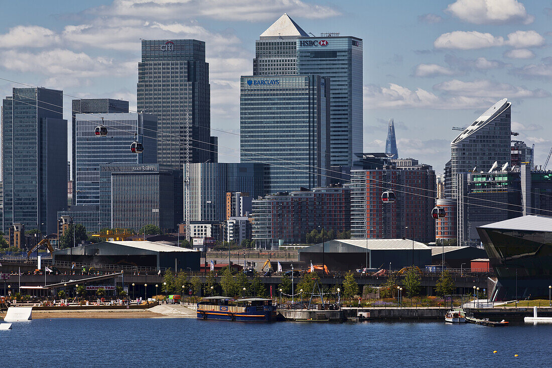 Blick auf Canary Wharf vom Royal Victoria Dock aus; London, England.