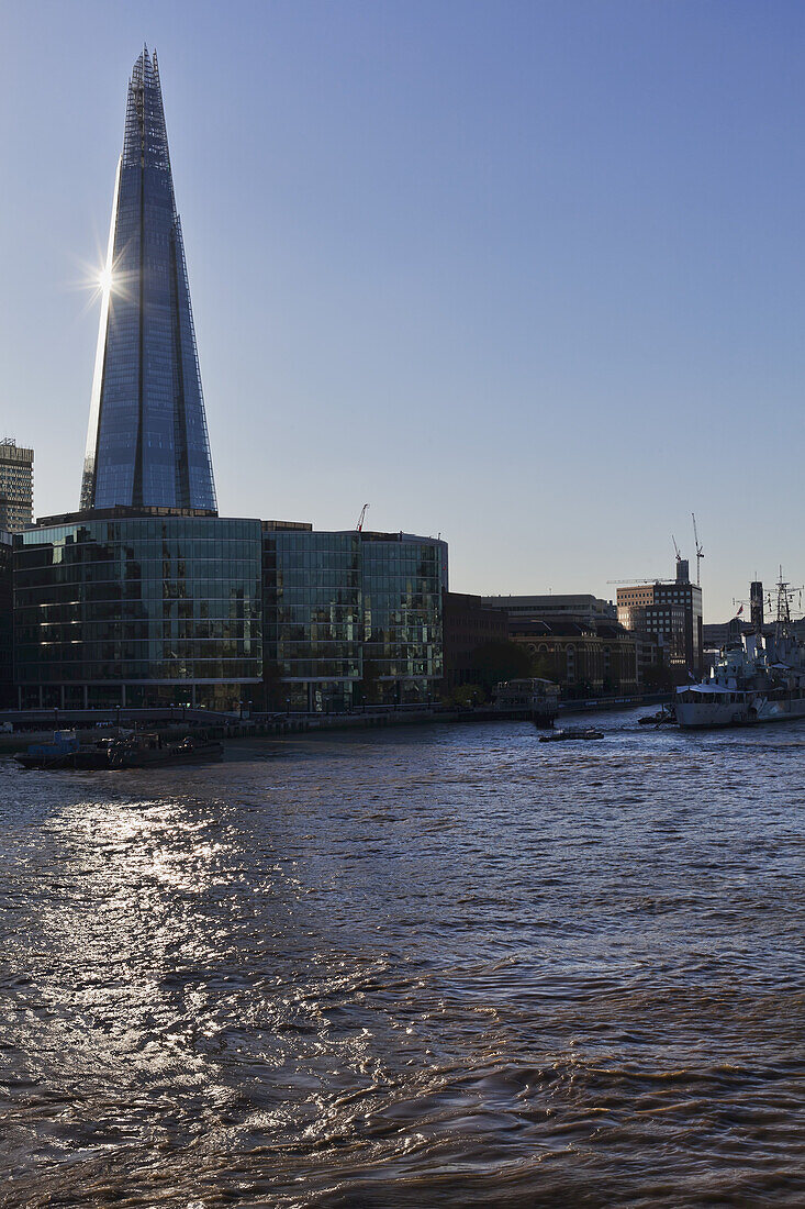 Das Shard-Gebäude an der Themse; London, England.