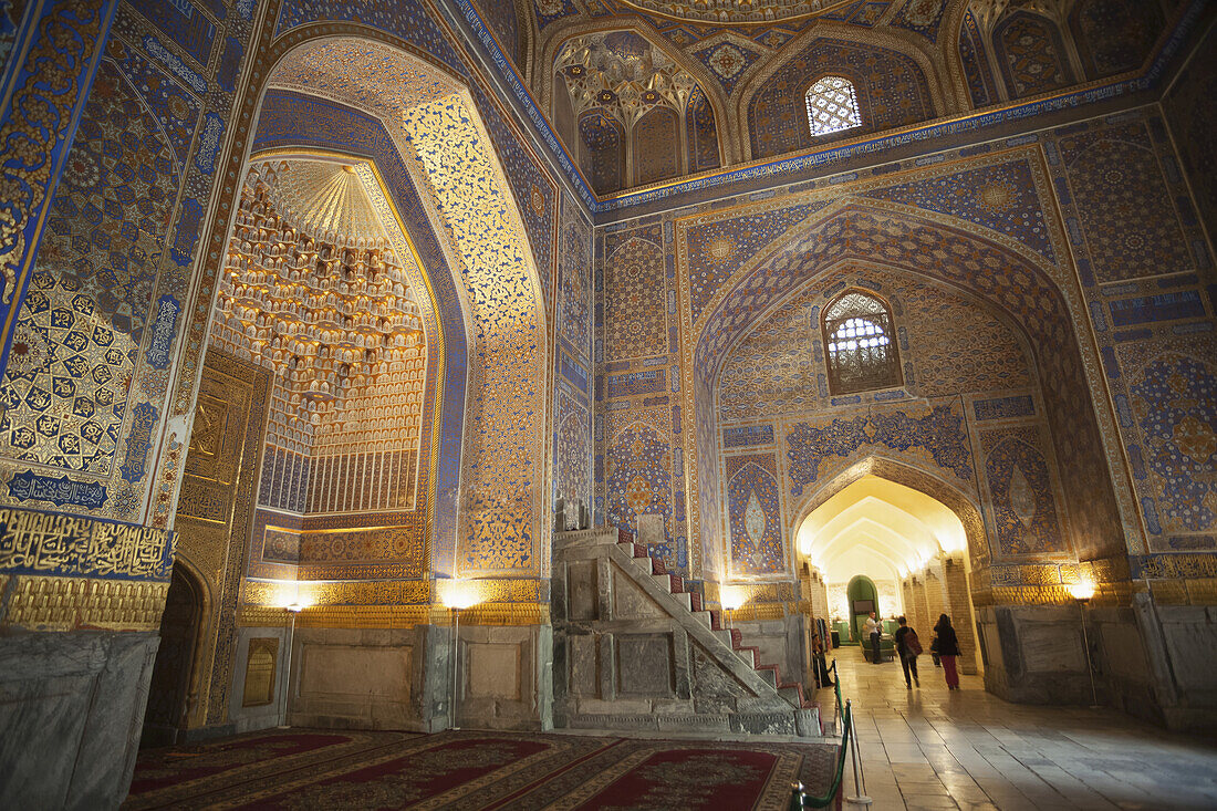 Moschee innen, Tillya Kari Madrassa, Registan-Platz; Samarkand, Usbekistan.