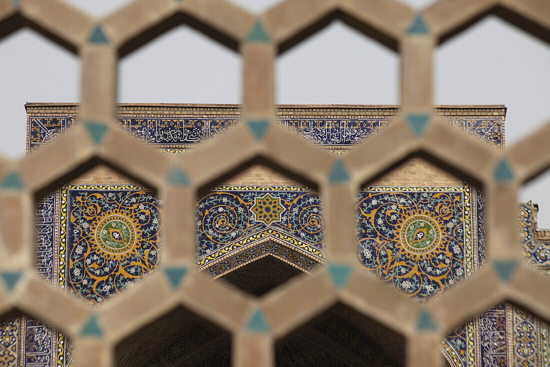 Blick in den Innenhof, Sher Dor Madrassa, Registan-Platz; Samarkand, Usbekistan.