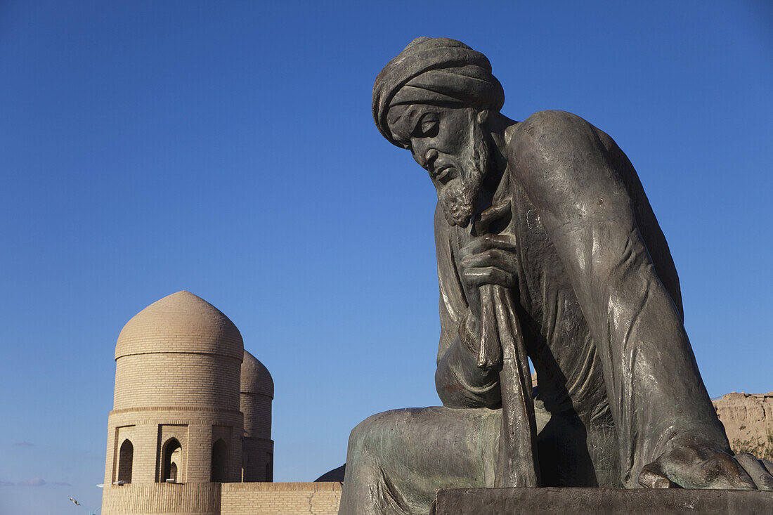 Statue von Al Khwarezmi (Al Khwarizmi) und Westtor, außerhalb der Altstadt von Ichan Kala, Wüste Kizilkum; Chiwa, Region Khwarezm, Usbekistan.
