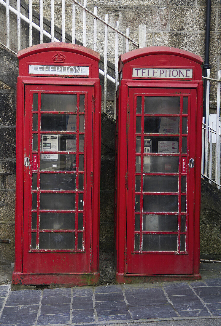 Traditionelle rote englische Telefonzellen; Cornwall, England