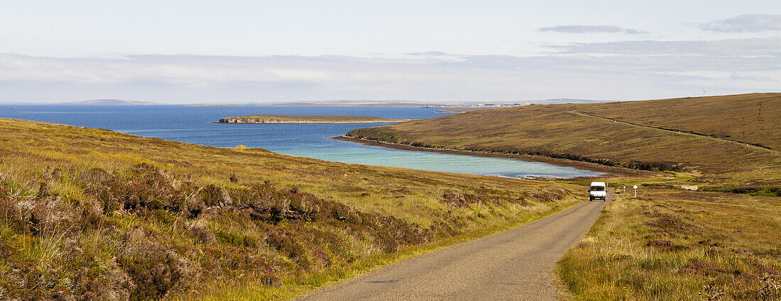 Eine Straße auf der Insel Orkney; Orkney, Schottland