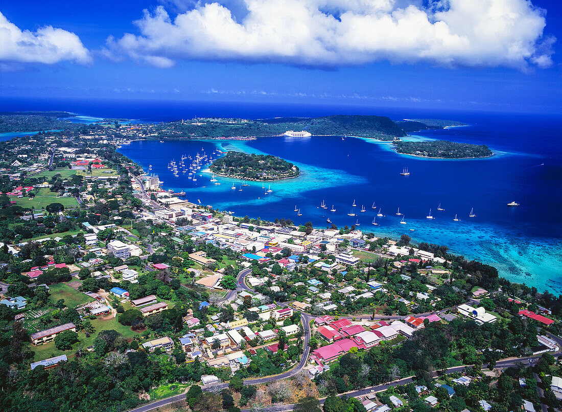 Luftaufnahme über Port Vila, der Hauptstadt von Vanuatu; Insel Efate, Vanuatu