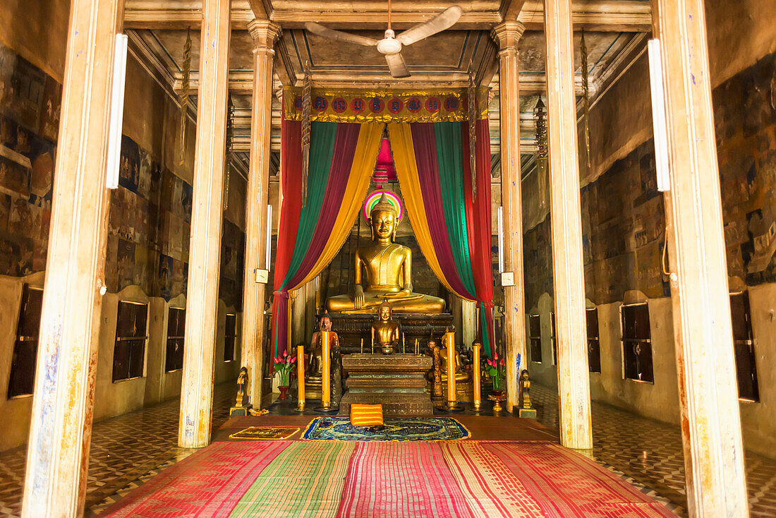 Goldene Buddha-Statue im Wat Bo; Siem Reap, Kambodscha.