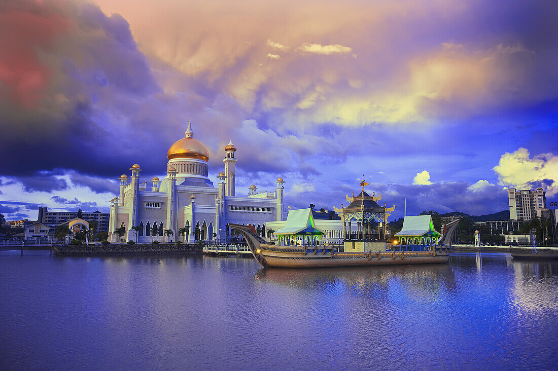 Sultan Omar Ali Saifuddin Mosque; Bandar Seri Begawan, Brunei