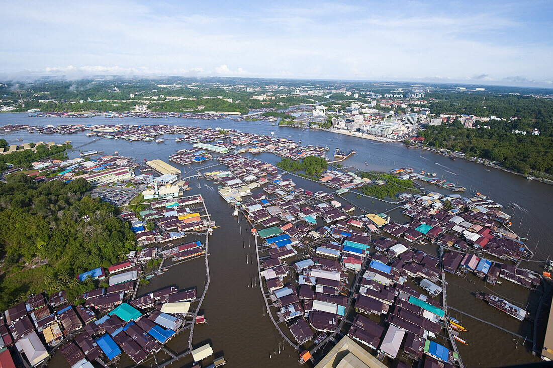 Luftaufnahme des schwimmenden Dorfes von Darussalam; Bandar Seri Begawan, Brunei