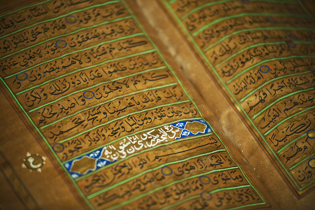 Komplizierter Text eines alten Korans im Islamischen Museum Dar Al-Salam in Brunei; Bandar Seri Begawan, Brunei