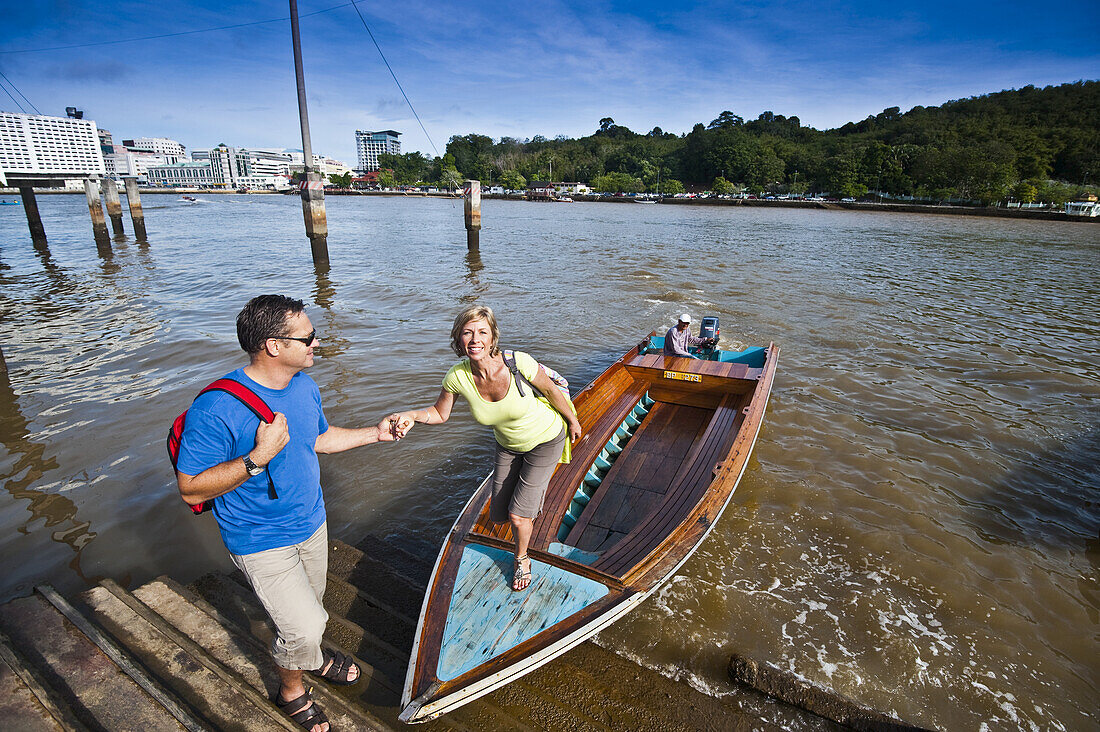 Ein Paar bei einer Bootsfahrt auf dem Fluss; Bandar Seri Begawan, Brunei