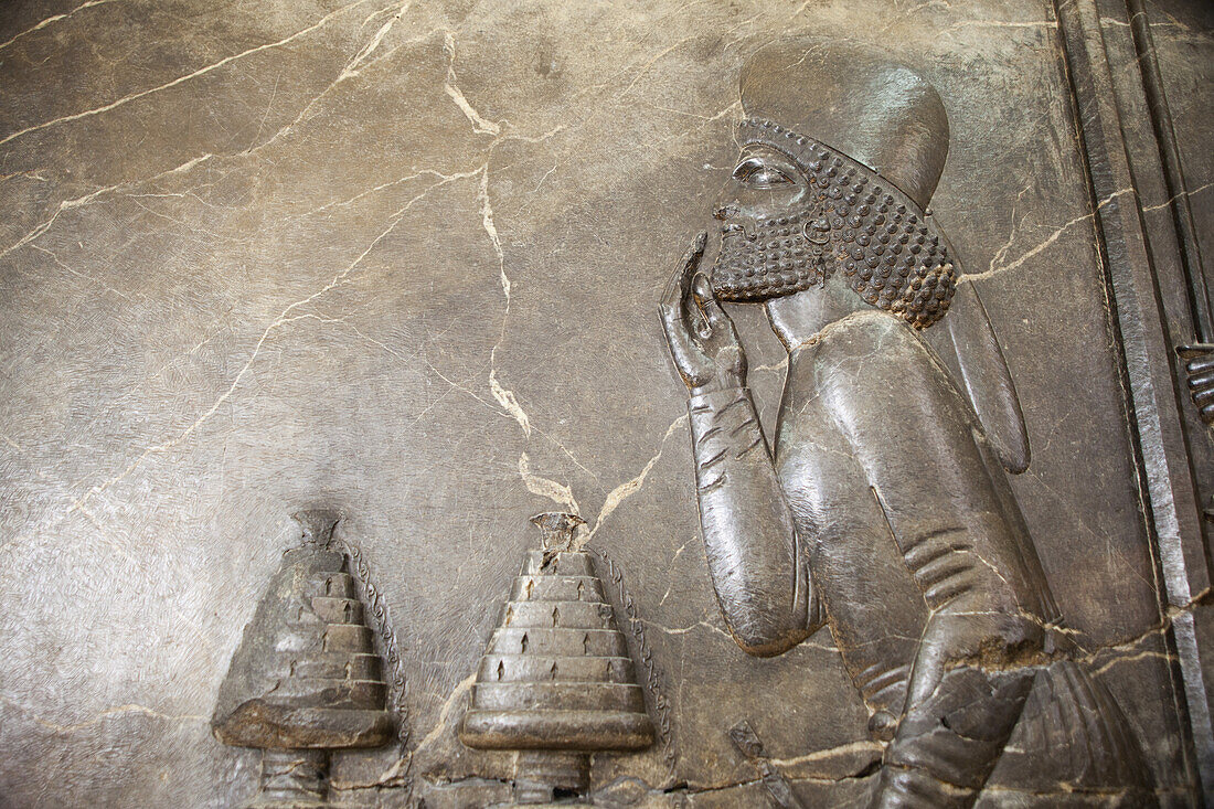 Besucher, der den Mund vor zwei Weihrauchbrennern bedeckt, Relief aus der Audienzhalle von Darius I. in Persepolis, Nationalmuseum von Iran; Teheran, Iran.