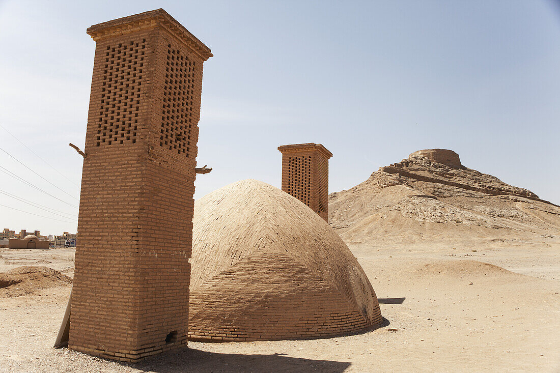 Zoroastrischer Turm der Stille (Dakhmeh) und Windtürme der Wasserzisterne; Yazd, Iran