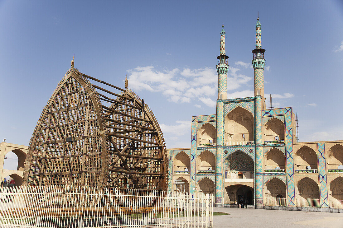 Hölzernes Palmblatt (Nakhl) vor Amir Chaqmaq; Yazd, Iran