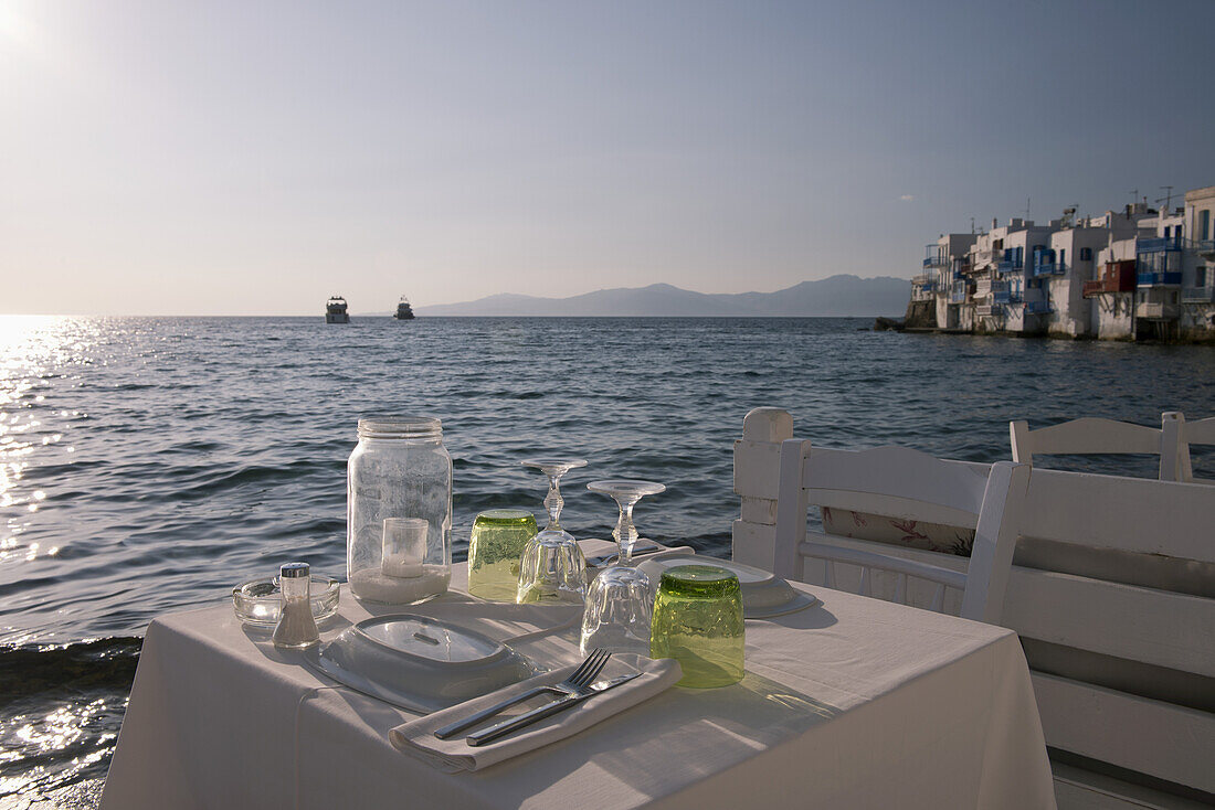 Ein für das Abendessen gedeckter Tisch am Meer in der Gegend von Klein-Venedig; Mykonos-Stadt, Mykonos, Kykladen, Griechische Inseln, Griechenland