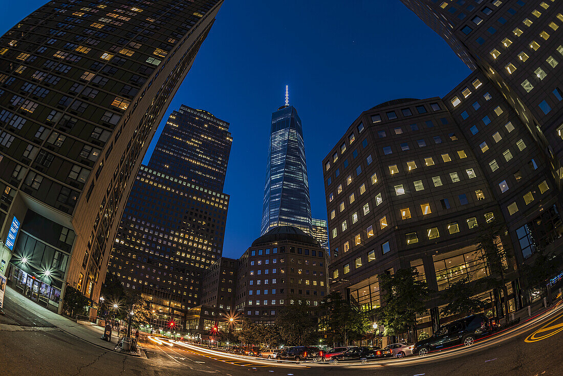 World Trade Center in der Dämmerung, Battery Park City; New York, New York City, Vereinigte Staaten von Amerika